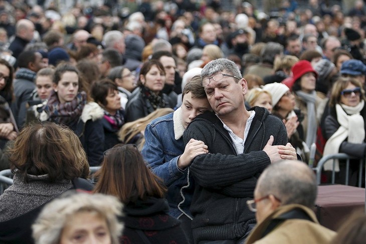 Тысячи жителей Парижа почтили память жертв терактов 2015 года - ảnh 1